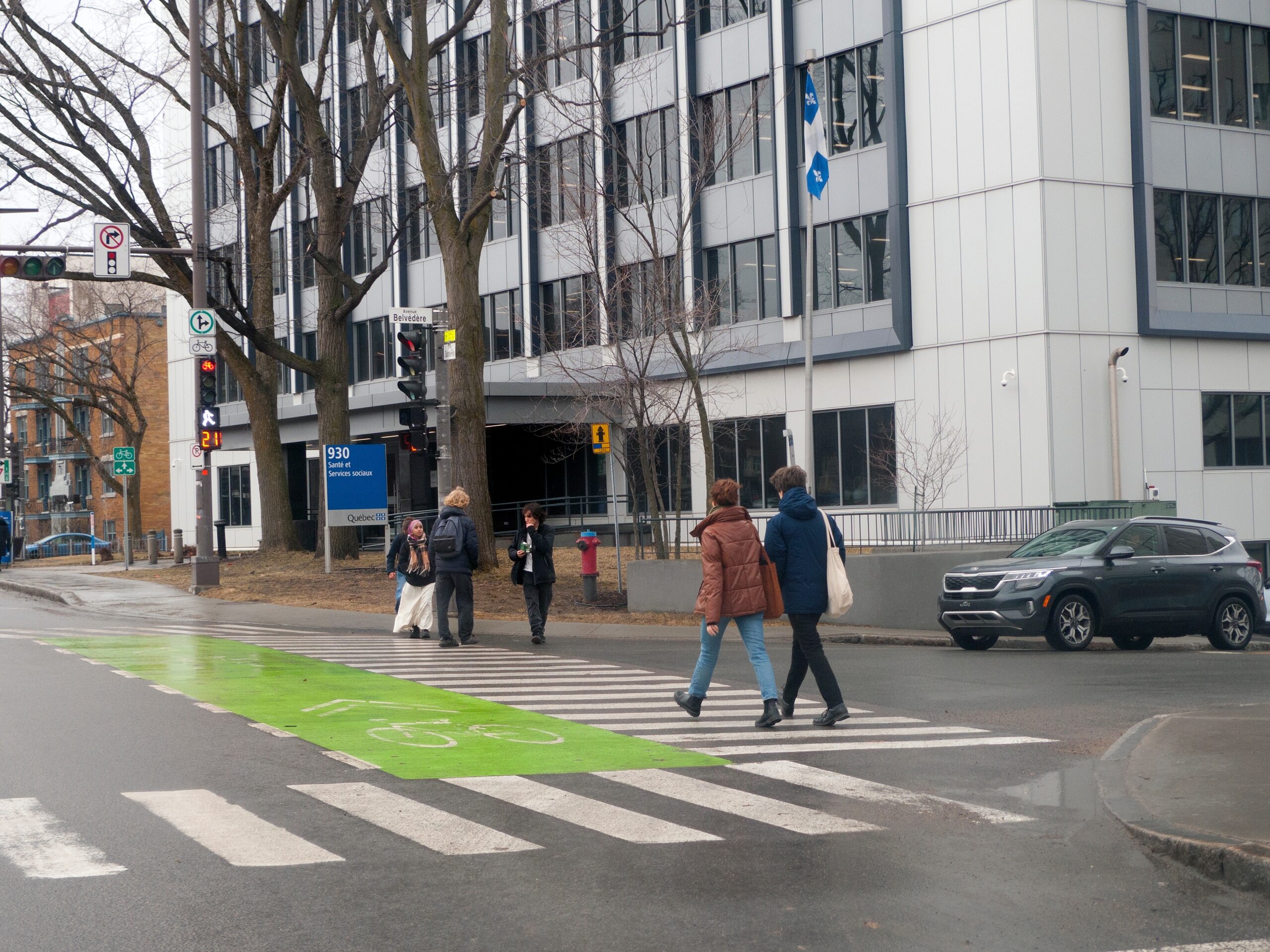 Quebec,,Canada,-,04-05-2024:,People,Crossing,The,Street,In,The